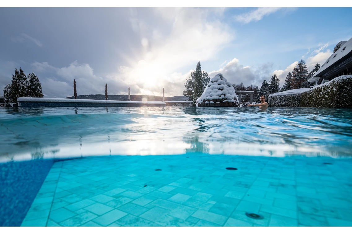 Kinderhotel: Außenpool im Winter - Vier Jahreszeiten am Schluchsee