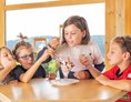 Kinderhotel: Kinder beim Eis essen im Café - Vier Jahreszeiten am Schluchsee