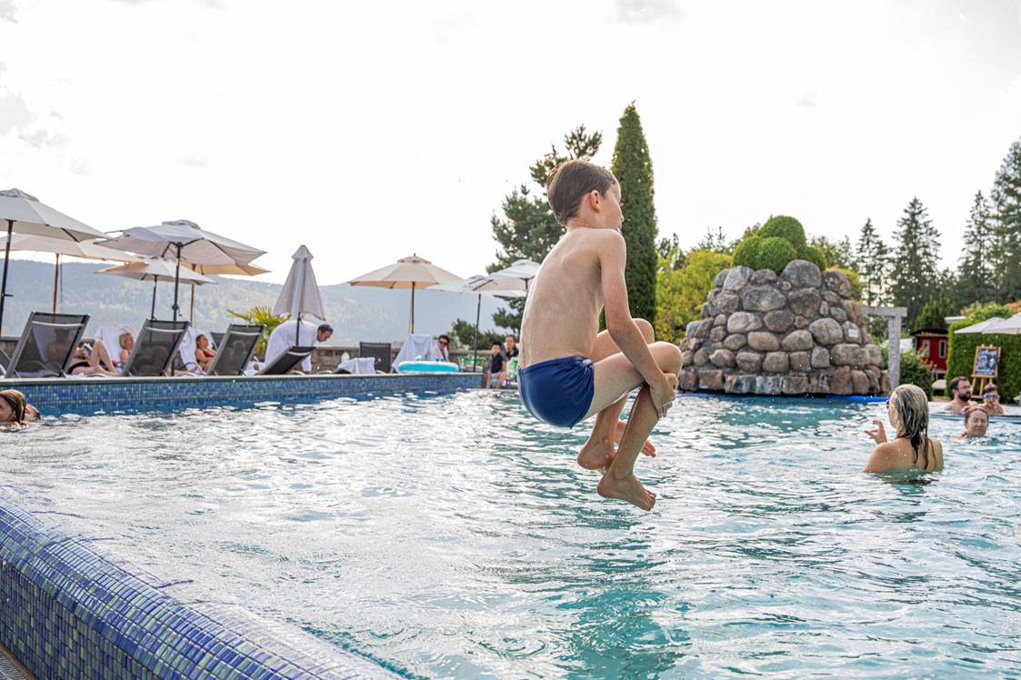 Kinderhotel: Kind springt in den Pool - Vier Jahreszeiten am Schluchsee
