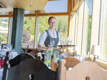 Kinderhotel: Restaurant Panorama - hier startet der Tag beim Frühstück und endet mit einem leckeren Abendessen - Vier Jahreszeiten am Schluchsee