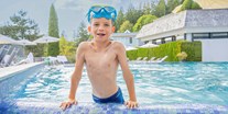 Familienhotel - Feldberg - Kind im Pool - Vier Jahreszeiten am Schluchsee