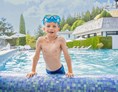 Kinderhotel: Kind im Pool - Vier Jahreszeiten am Schluchsee