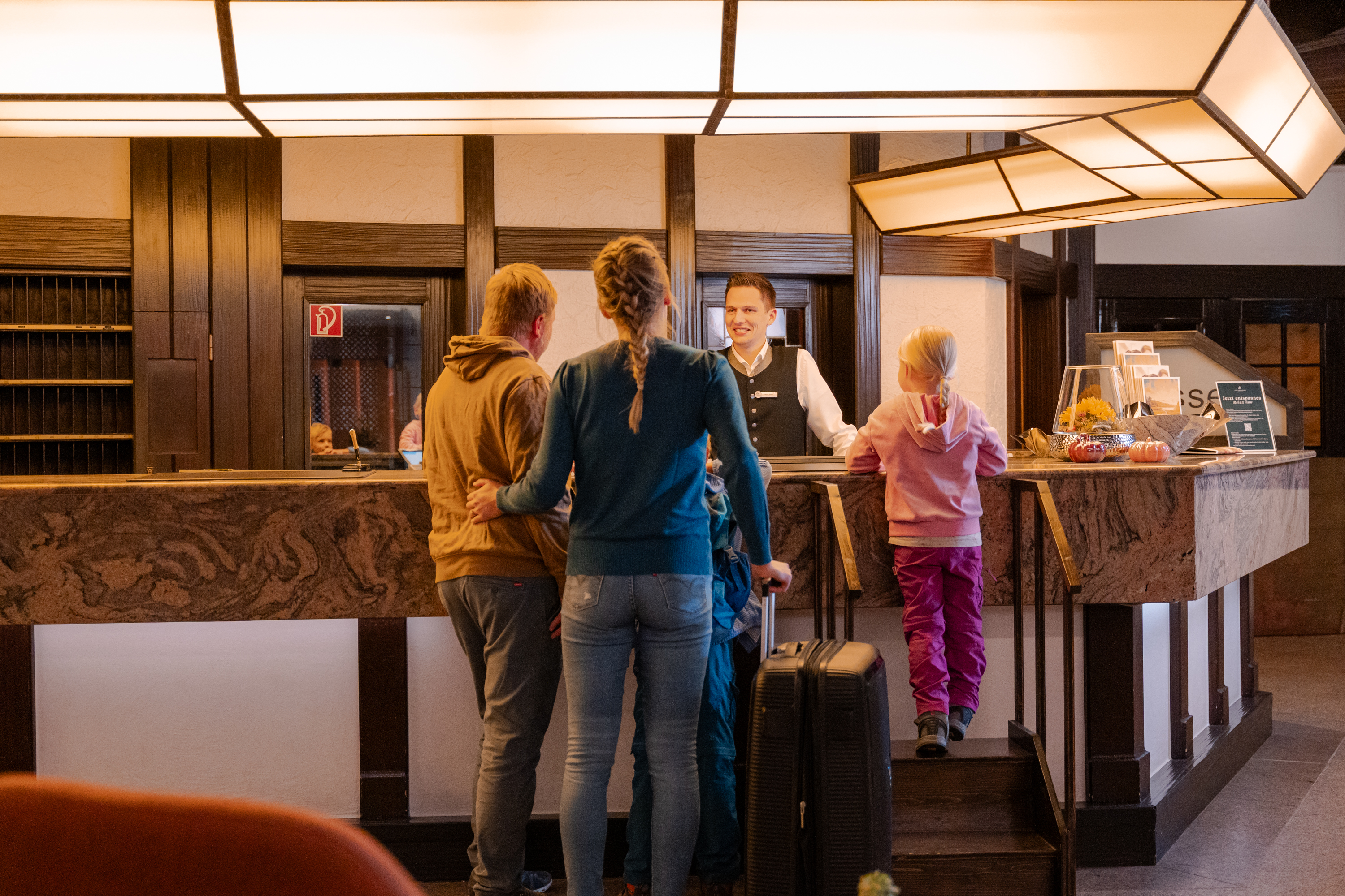 Kinderhotel: Familie beim Check-In | Vier Jahreszeiten am Schluchsee - Vier Jahreszeiten am Schluchsee