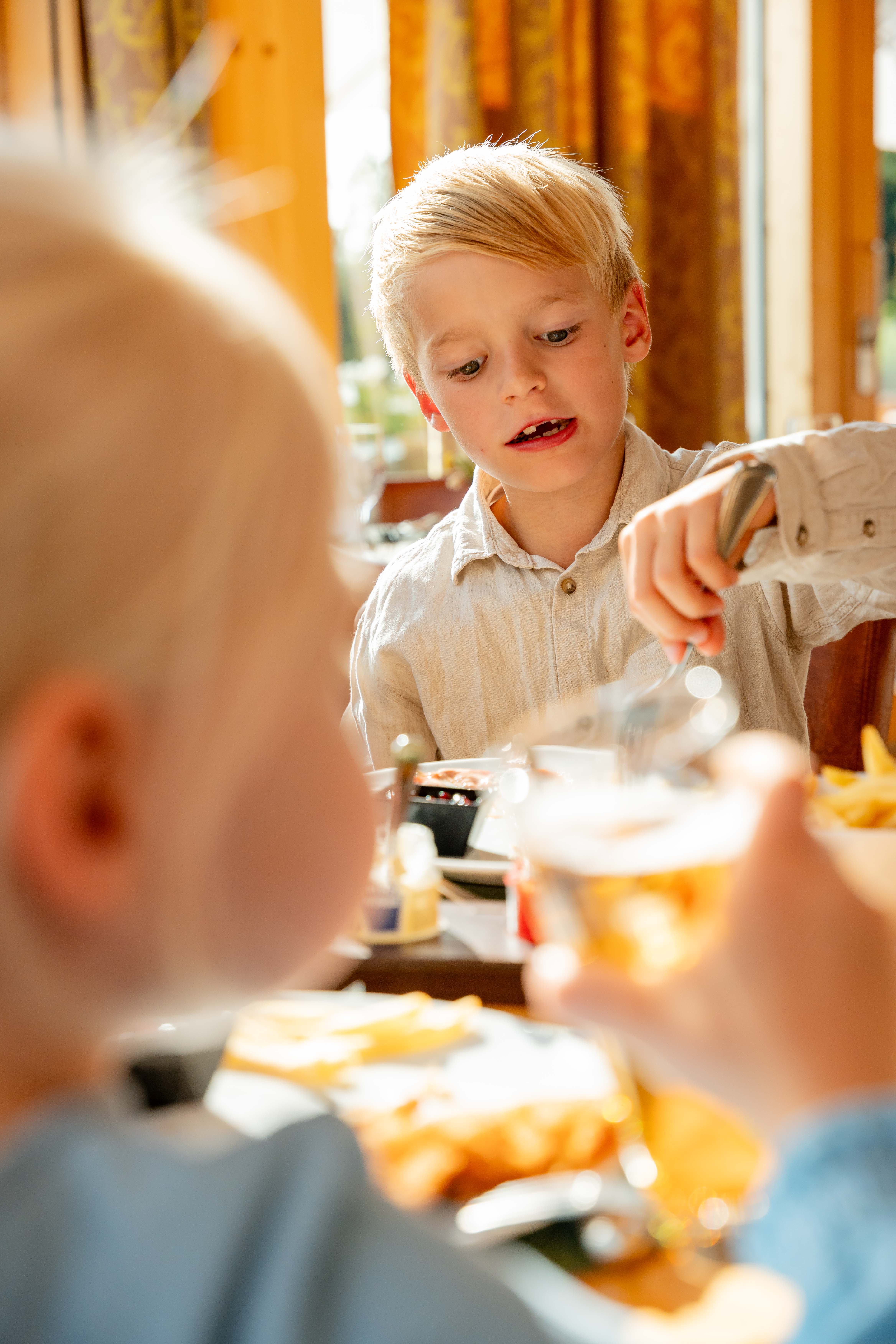 Kinderhotel: Junge beim Abendessen im "Am Kachelofen" | Vier Jahreszeiten am Schluchsee - Vier Jahreszeiten am Schluchsee