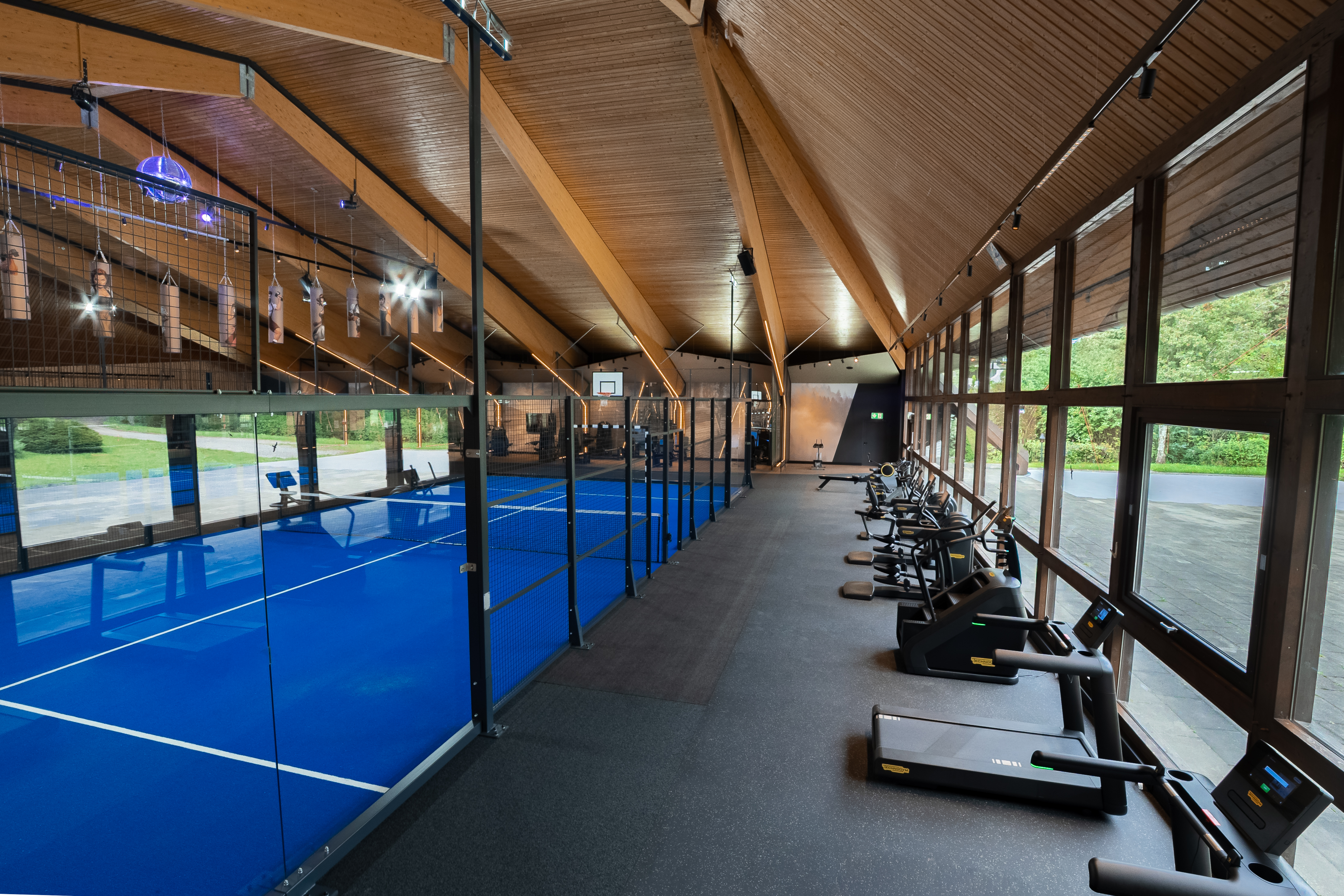 Kinderhotel: Sportarena mit Padel-Courts und Fitnessgeräten und Blick nach draußen - Vier Jahreszeiten am Schluchsee