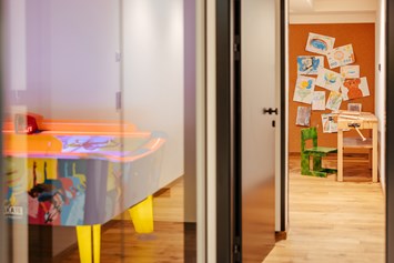 Kinderhotel: Game Room und KreativAtelier im Kids Club - Alpenresort Schwarz