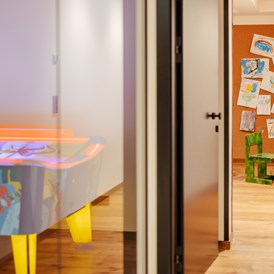 Kinderhotel: Game Room und KreativAtelier im Kids Club - Alpenresort Schwarz