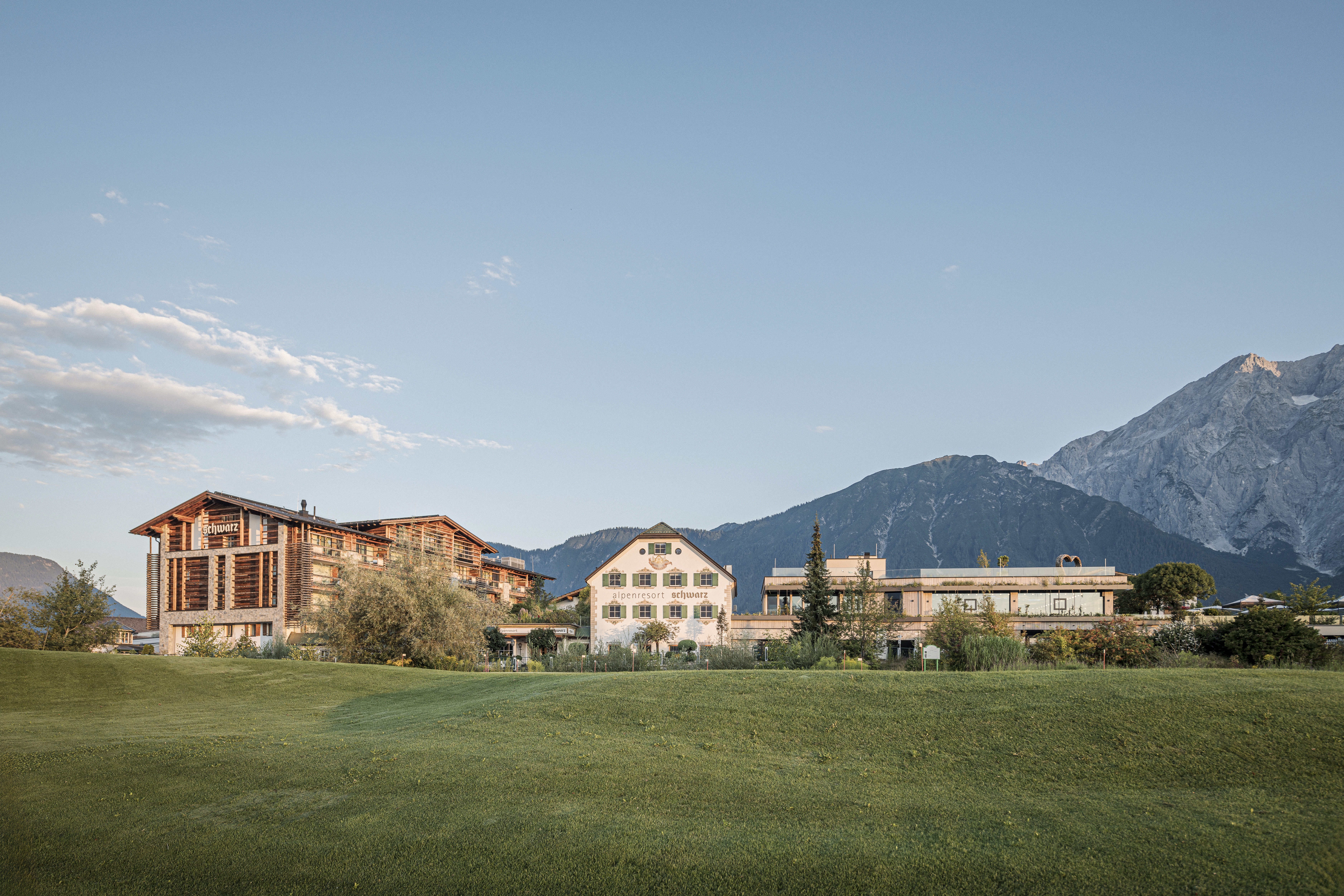 Kinderhotel: Hotenansicht im Sommer - Alpenresort Schwarz