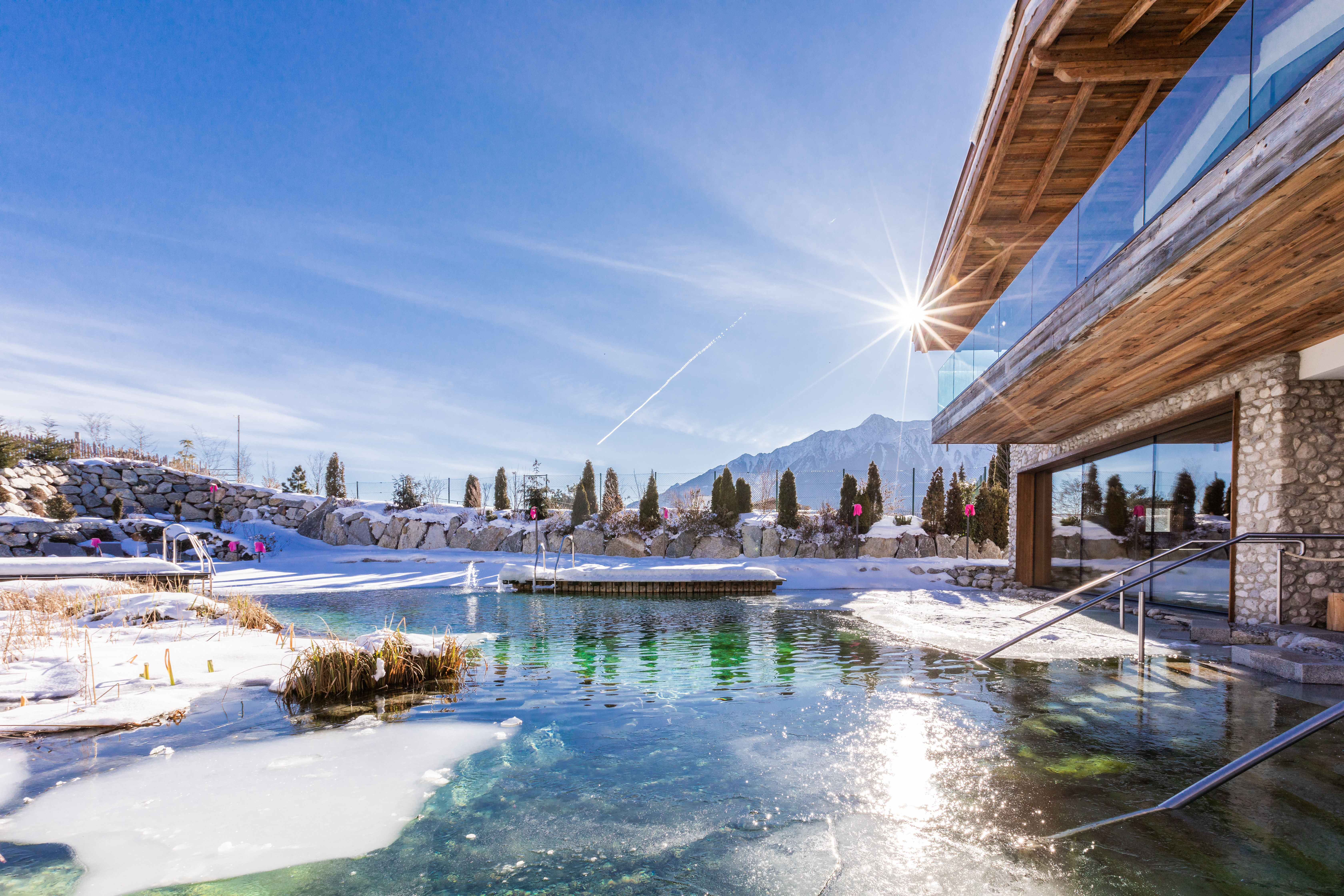 Kinderhotel: Bergsee im Saunadorf im Winter - Alpenresort Schwarz