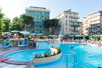 Kinderhotel: Schöne Badelandschaft mit vielen Liegen direkt am Pool - Club Hotel Smeraldo