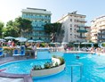 Kinderhotel: Schöne Badelandschaft mit vielen Liegen direkt am Pool - Club Hotel Smeraldo