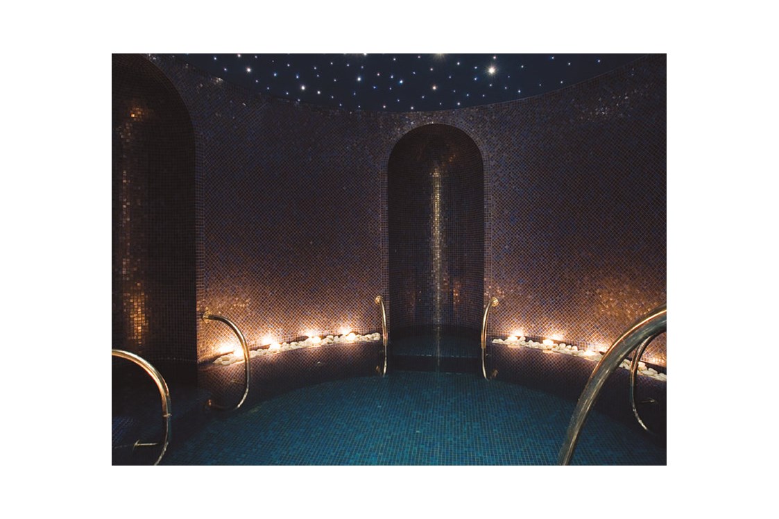 Kinderhotel: ...und Solebad in einer beleuchteten Grotte mit Sternenhimmel aus Swarowski-Steinen - Hotel Belvedere