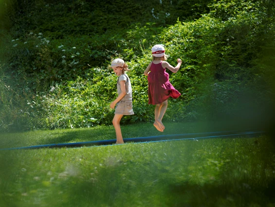 Kinderhotel: Trampolin im Hotelpark Saratz - Hotel Saratz