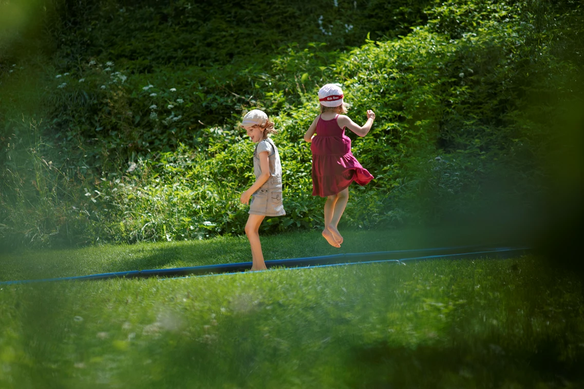 Kinderhotel: Trampolin im Hotelpark Saratz - Hotel Saratz