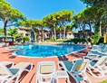 Kinderhotel: Genießen Sie die Sonne, oder etwas Schatten, an unserem Pool der aus verschiedenen Eben ist, und direkt gegenüber vom Meer ☺ - PARK HOTEL PINETA - Family Relax Resort