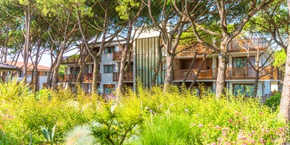 Familienhotel - Eraclea Mare - Im Garten befinden sich verschiedene Dependancen, finden Sie heraus welcher Stil am besten zu Ihnen und Ihrer Familie passt ☺
 - PARK HOTEL PINETA - Family Relax Resort