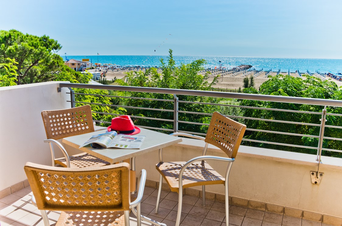 Kinderhotel: All unsere Unterbringungen haben eine Terrasse oder Balkon, somit können Sie die Sonne auch direkt und in aller ruhe von Ihrem Zimmer genißen ☺ - PARK HOTEL PINETA - Family Relax Resort