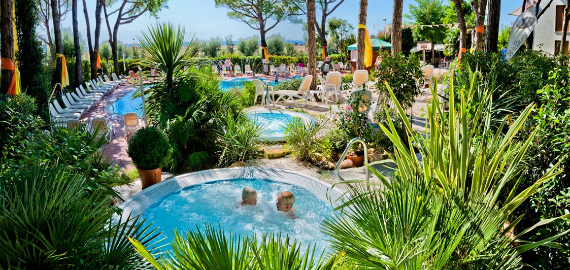 Kinderhotel: Außer dem großen Pool und dem Baby Pool, stehen Ihnen auch zwei Whirlpools zur Verfügung, hier ist für Sie Relax angesagt ! ☺ - PARK HOTEL PINETA - Family Relax Resort