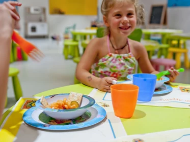 Kinderhotel: Kinder essen - Das Hotel des Bären Bo