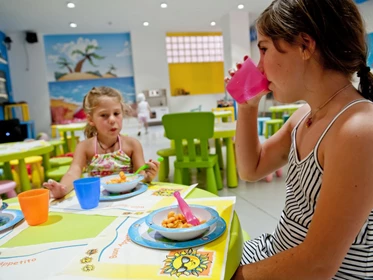 Kinderhotel: Kinder essen - Das Hotel des Bären Bo