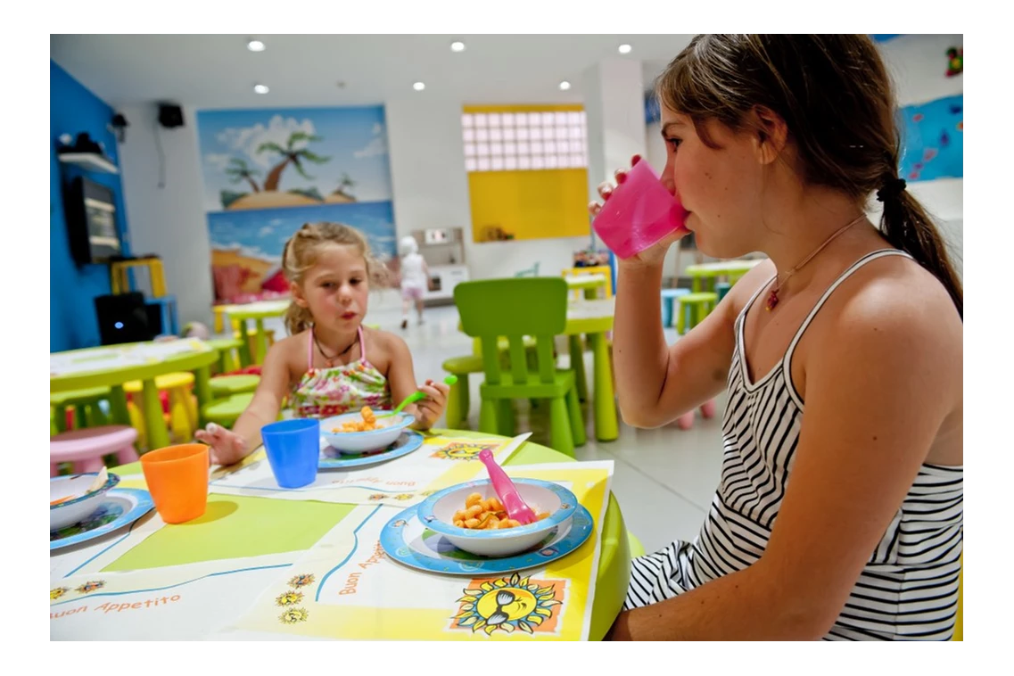 Kinderhotel: Kinder essen - Das Hotel des Bären Bo