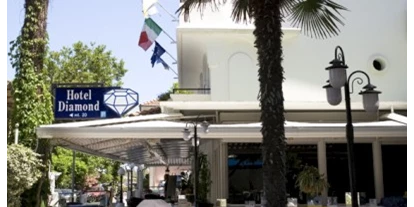 Familienhotel - Umgebungsschwerpunkt: Meer - Pinarella di Cervia RA - Hotel Diamond - ein Gastgarten der einlädt - Hotel Diamond
