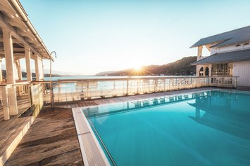 Kinderhotel: Ganzjährig beheizter Outdoor-Pool - Werzers Hotel Resort Pörtschach