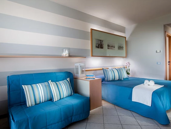 Kinderhotel: Zimmer mit Doppelbett und Couch - Hotel Sport & Residenza