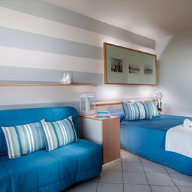 Kinderhotel: Zimmer mit Doppelbett und Couch - Hotel Sport & Residenza
