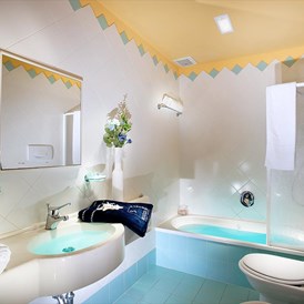 Kinderhotel: Großes Badezimmer mit Wanne - Hotel Sport & Residenza