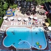 Kinderhotel - Unser Garten mit gewärmtes Pool, Restaurant und Bar - Club Family Hotel Executive