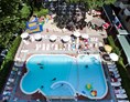 Kinderhotel: Unser Garten mit gewärmtes Pool, Restaurant und Bar - Club Family Hotel Executive