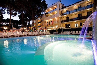 Kinderhotel: Pool by night - Club Family Hotel Executive