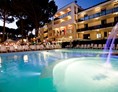 Kinderhotel: Pool by night - Club Family Hotel Executive