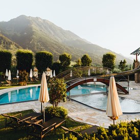 Kinderhotel: großzügiger Naturgarten mit Pool - Verwöhnhotel Berghof