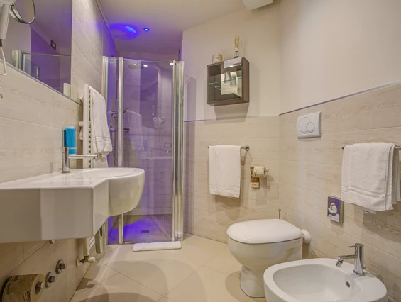 Kinderhotel: Das Badzimmer mit der Dusche - Blu Suite Hotel