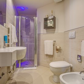 Kinderhotel: Das Badzimmer mit der Dusche - Blu Suite Hotel