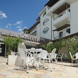 Kinderhotel: Sonnenterrasse beim Hotel - Europa Monetti LifeStyle & Family Hotel