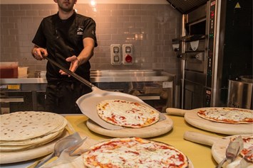 Kinderhotel: Köstliche Pizzen werden zubereitet - Europa Monetti LifeStyle & Family Hotel