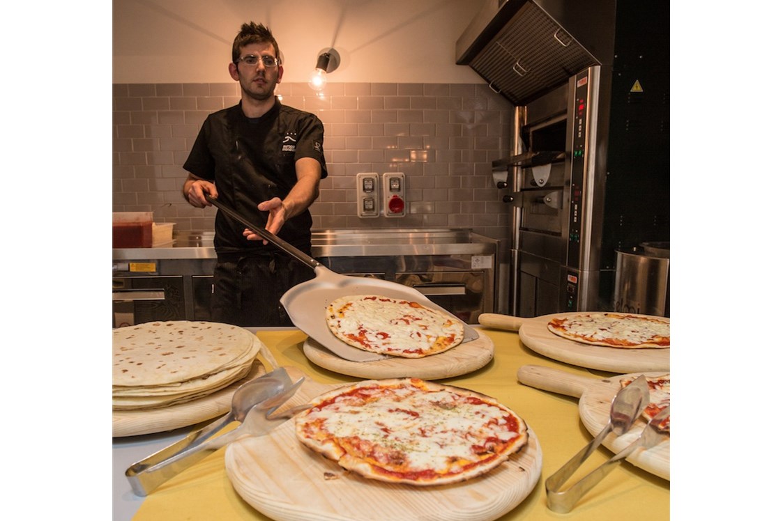 Kinderhotel: Köstliche Pizzen werden zubereitet - Europa Monetti LifeStyle & Family Hotel