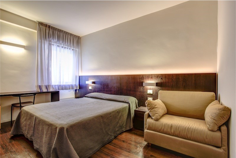 Kinderhotel: Zimmer mit Doppelbett und Couch - Europa Monetti LifeStyle & Family Hotel