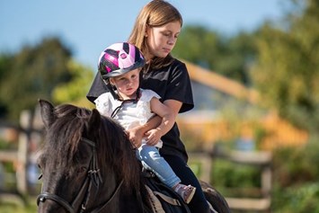 Kinderhotel: Ponyreiten - Familotel Der Böhmerwald