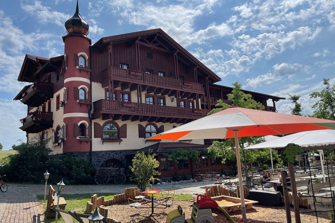 Kinderhotel: Außenaufnahme Residenz mit Kleinkindspielplatz und Biergarten - Familotel Der Böhmerwald
