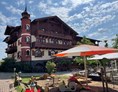 Kinderhotel: Außenaufnahme Residenz mit Kleinkindspielplatz und Biergarten - Familotel Der Böhmerwald