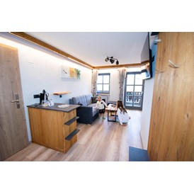 Kinderhotel: Wohnzimmer in einer 3 - Raum Suite - Familotel Der Böhmerwald