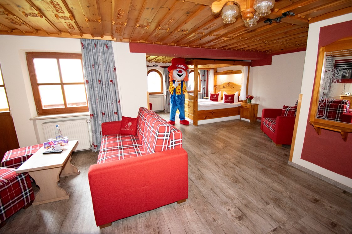 Kinderhotel: 1 - Raum Suite mit Doppelbett, Etagenbett und Sofa - Familotel Der Böhmerwald