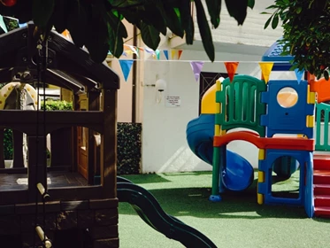 Kinderhotel: Kinderspielplatz im Garten vom Doge Hotel Alba Adriatica - Hotel Doge