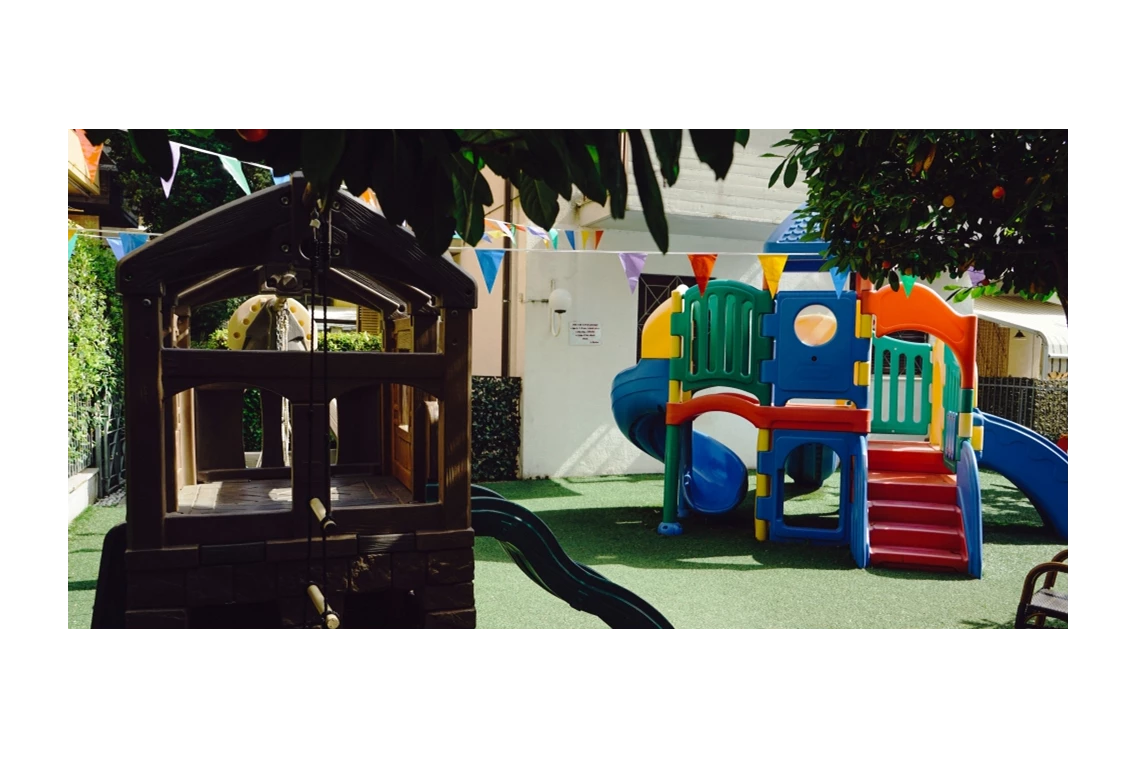 Kinderhotel: Kinderspielplatz im Garten vom Doge Hotel Alba Adriatica - Hotel Doge