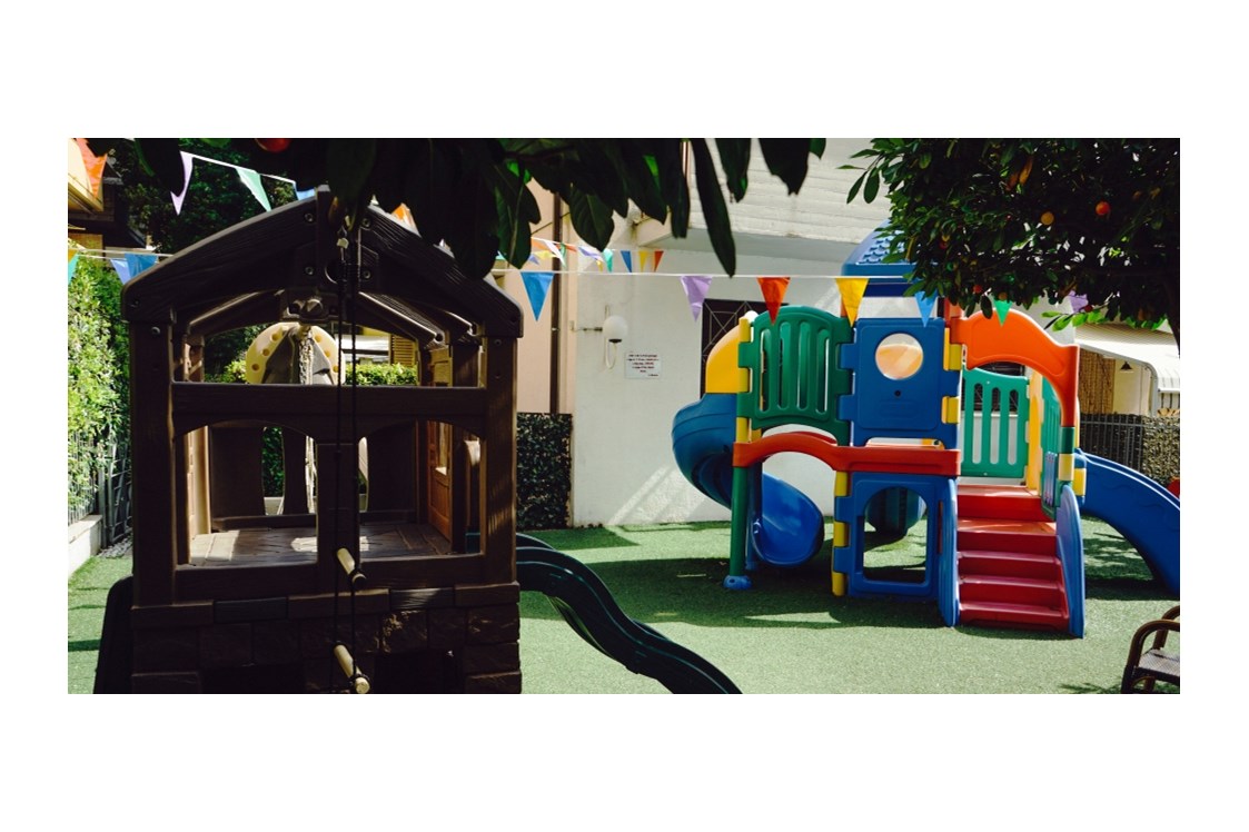 Kinderhotel: Kinderspielplatz im Garten vom Doge Hotel Alba Adriatica - Hotel Doge