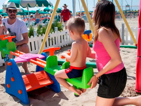 Kinderhotel: Kinderspielplatz am Privatstrand des Famiienhotels Doge - Hotel Doge